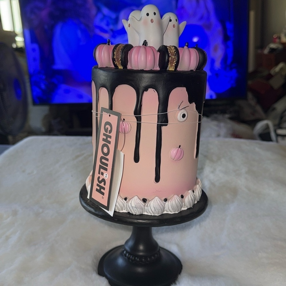 NEW Ghoulish Halloween pink ghost macaroon
 Cake
